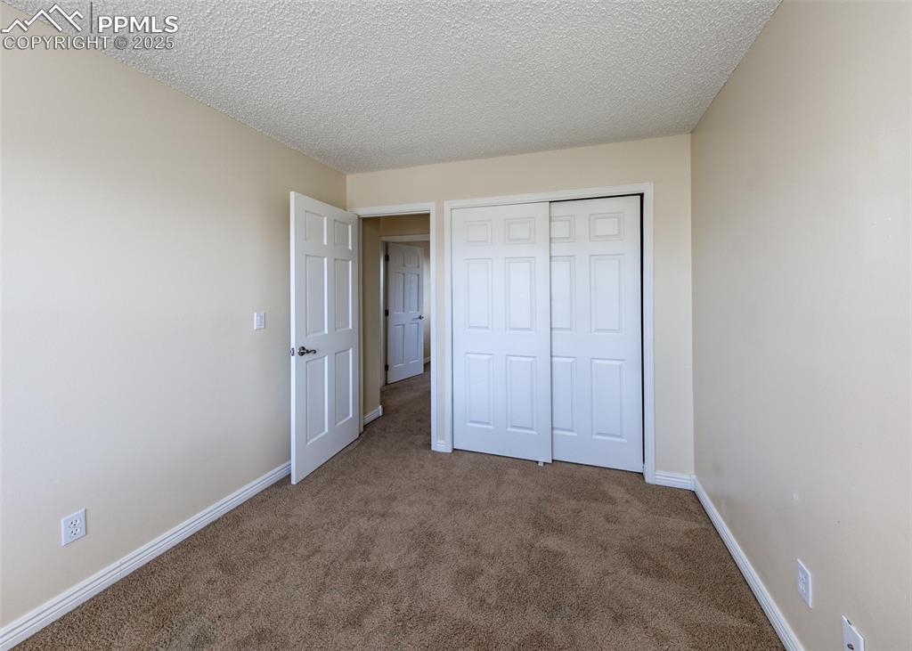 Image 19 of 25: Bedroom