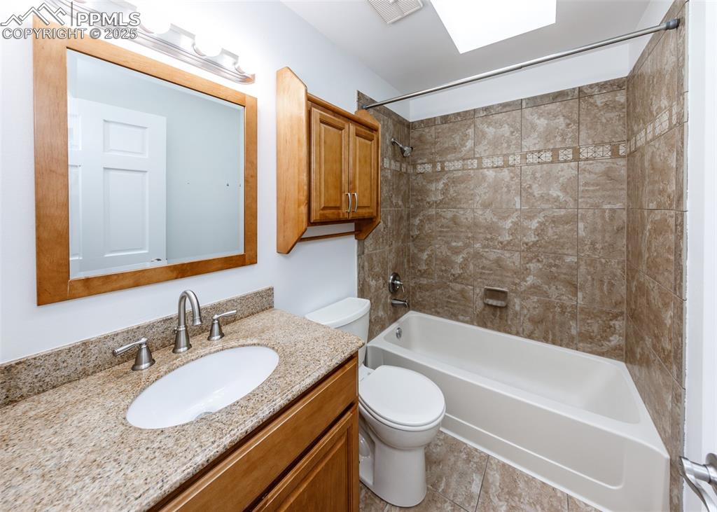 Image 20 of 25: Bathroom