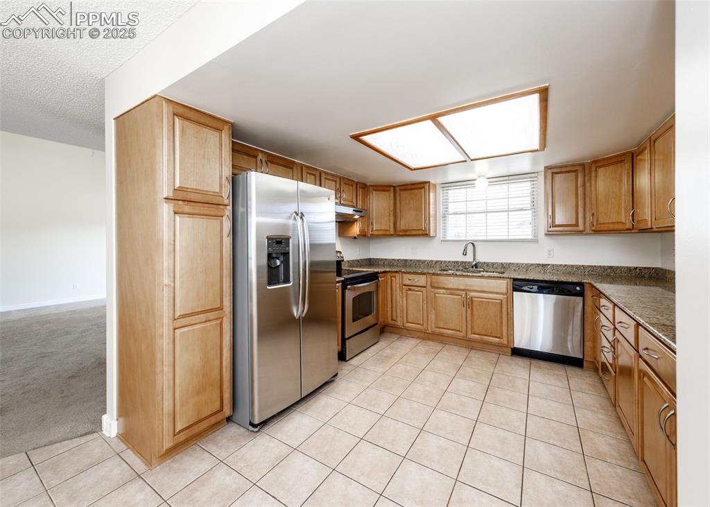 Image 6 of 25: Kitchen