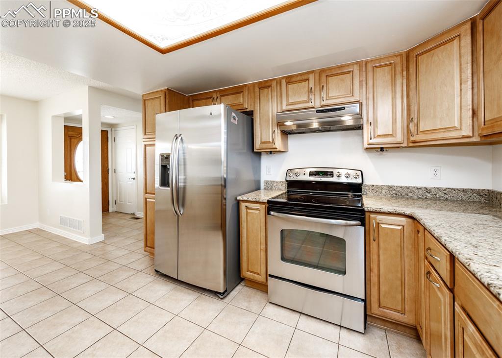 Image 8 of 25: Kitchen