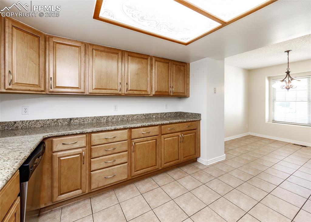 Image 9 of 25: Kitchen