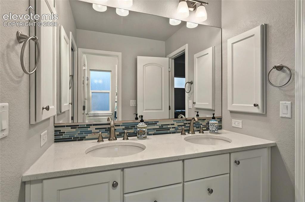 Image 14 of 34: Bathroom