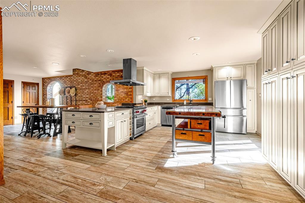 Image 10 of 39: Kitchen