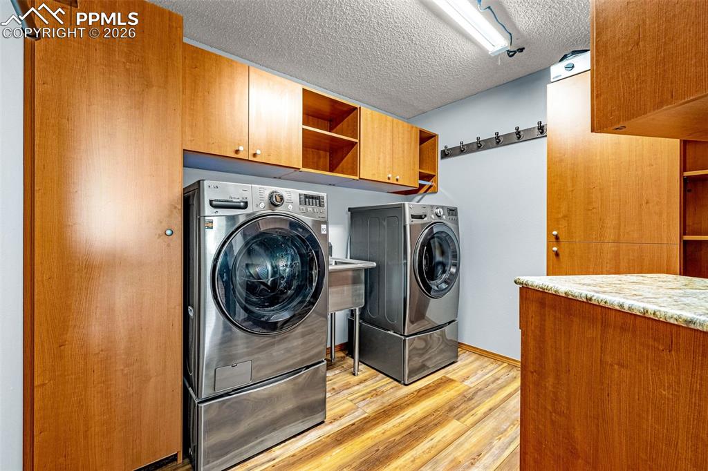 Image 34 of 39: Upstairs laundry