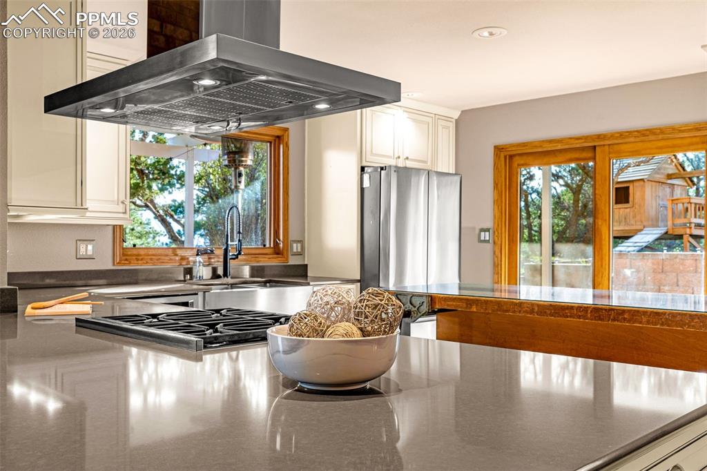 Image 5 of 39: Kitchen