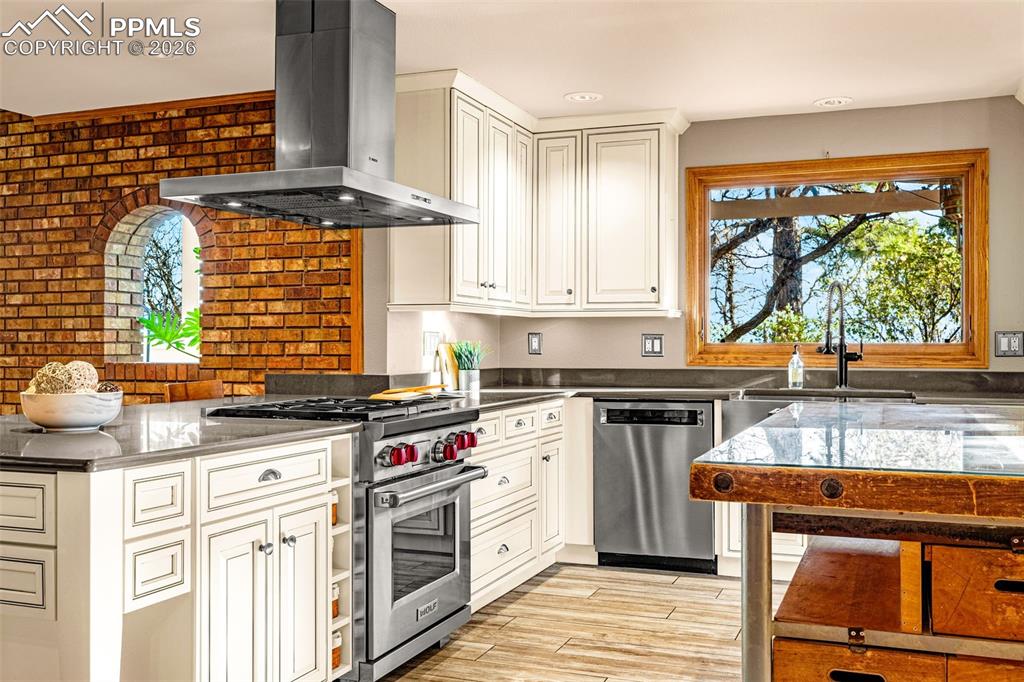 Image 6 of 39: Kitchen