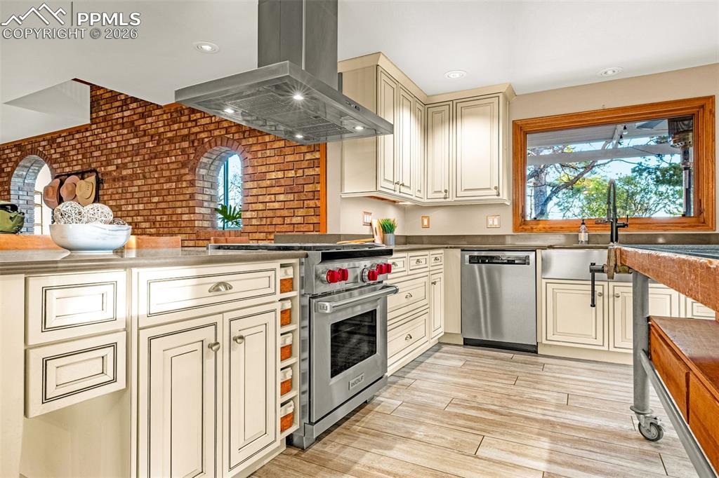 Image 7 of 39: Kitchen