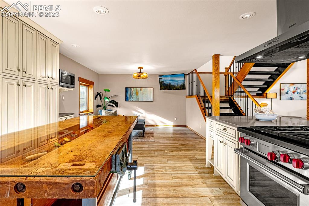 Image 8 of 39: Kitchen