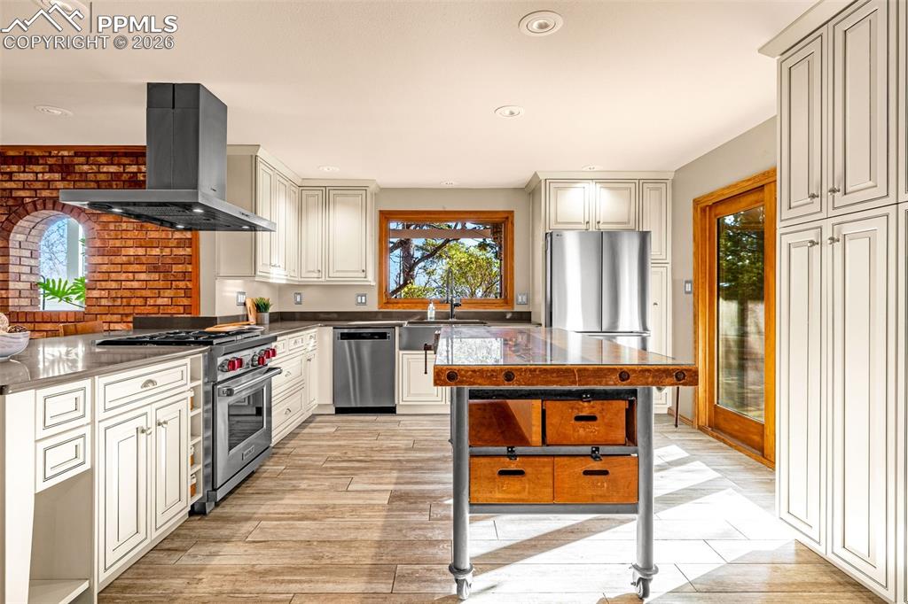 Image 9 of 39: Kitchen