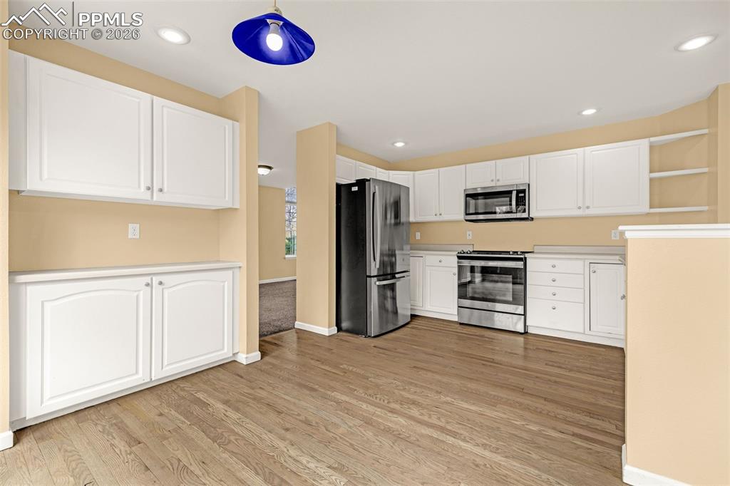 Image 15 of 33: Kitchen