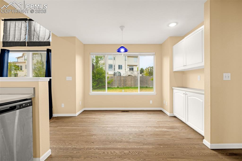 Image 16 of 33: Dining Area
