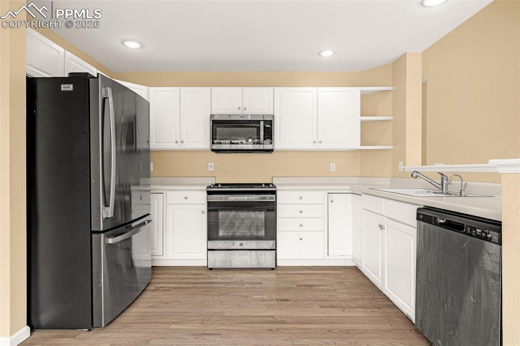 Image 9 of 33: Kitchen