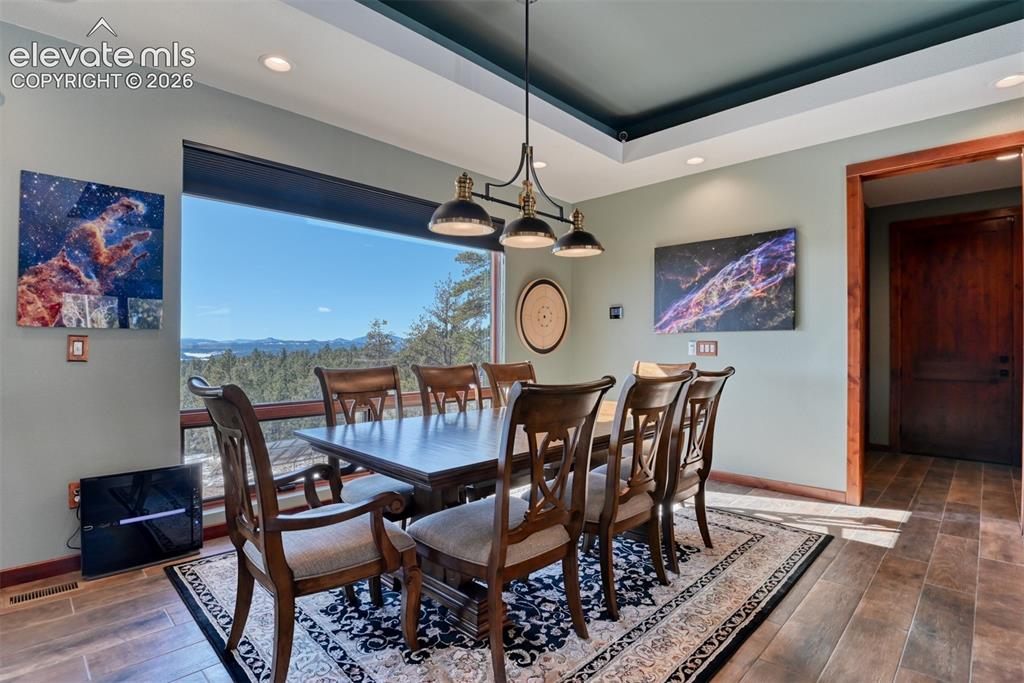Image 32 of 38: Dining Area