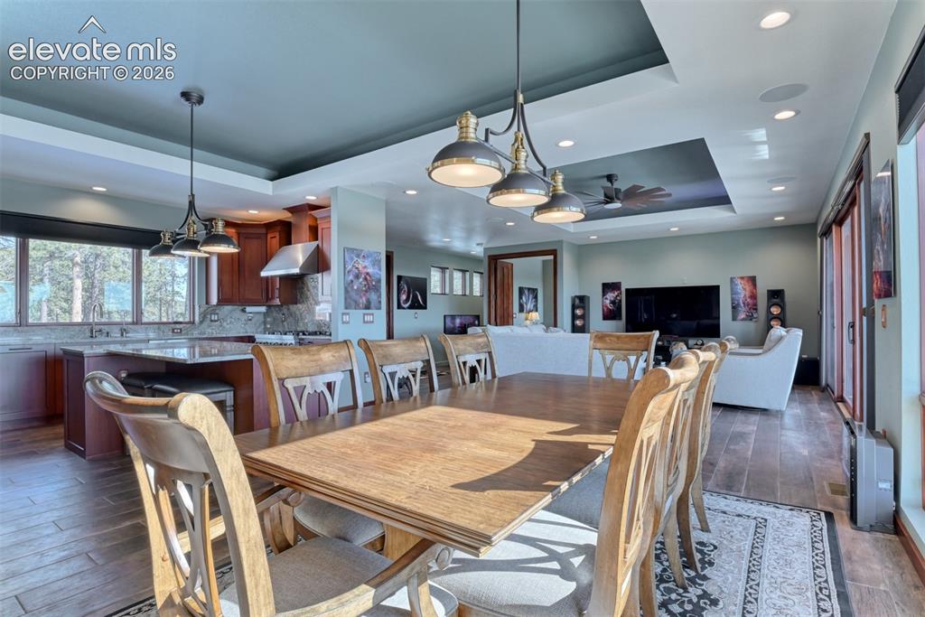 Image 34 of 38: Dining Area