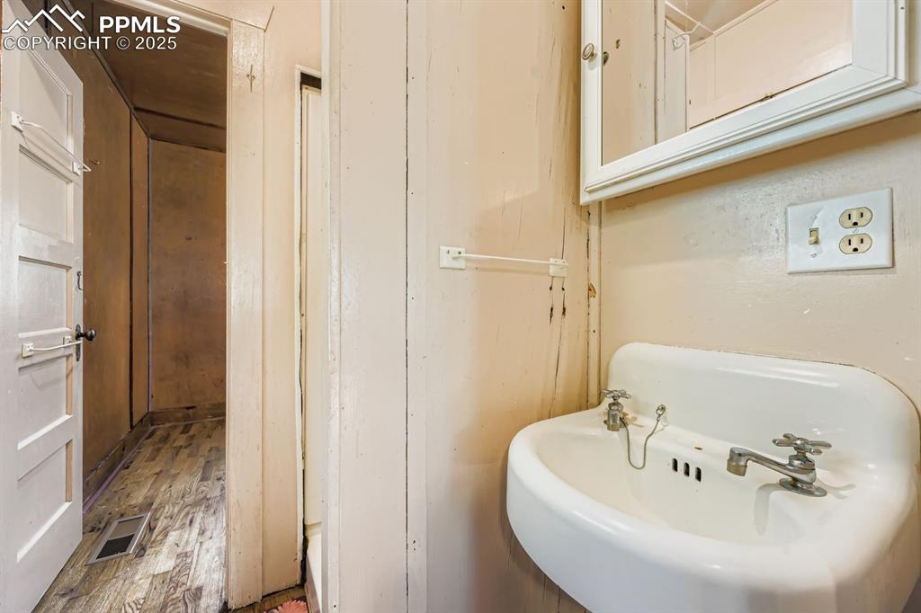 Image 10 of 11: Bathroom