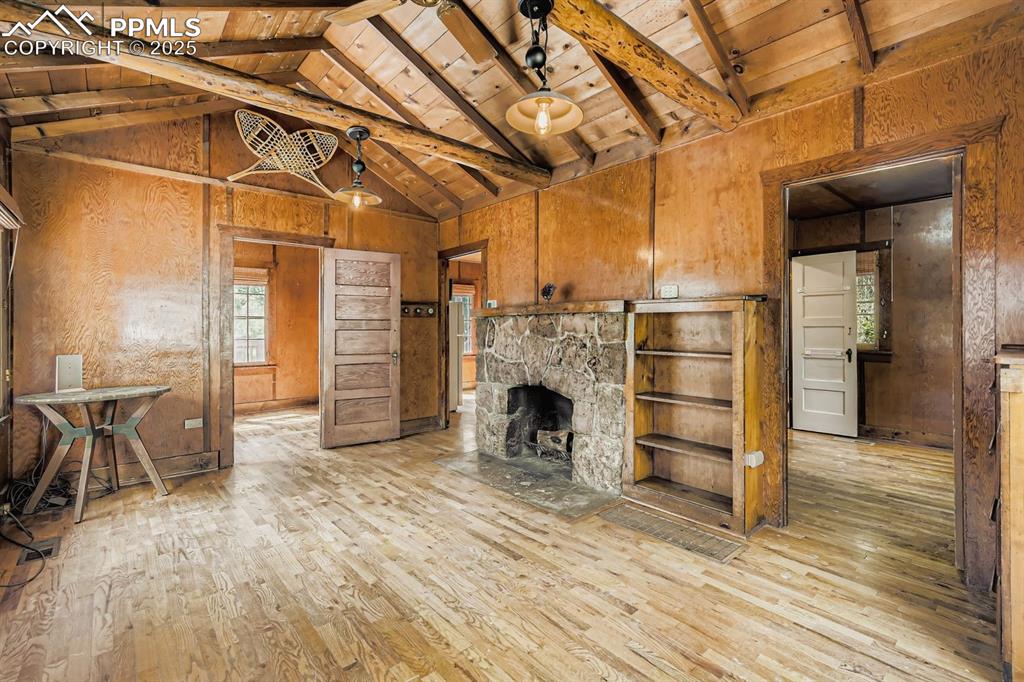 Image 5 of 11: Living Room