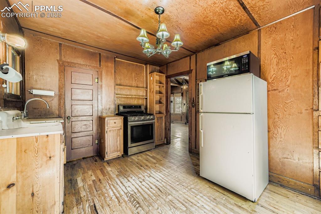 Image 7 of 11: Kitchen