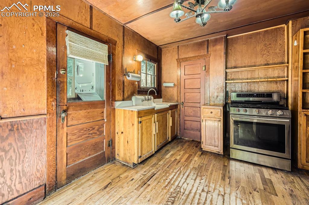 Image 8 of 11: Kitchen