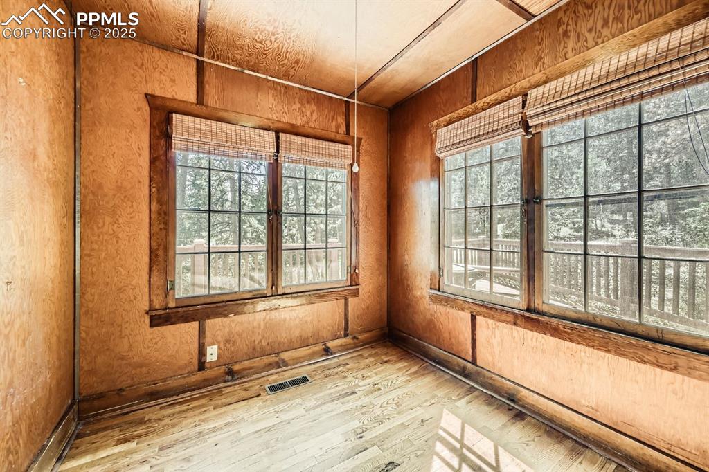 Image 9 of 11: Sun Room