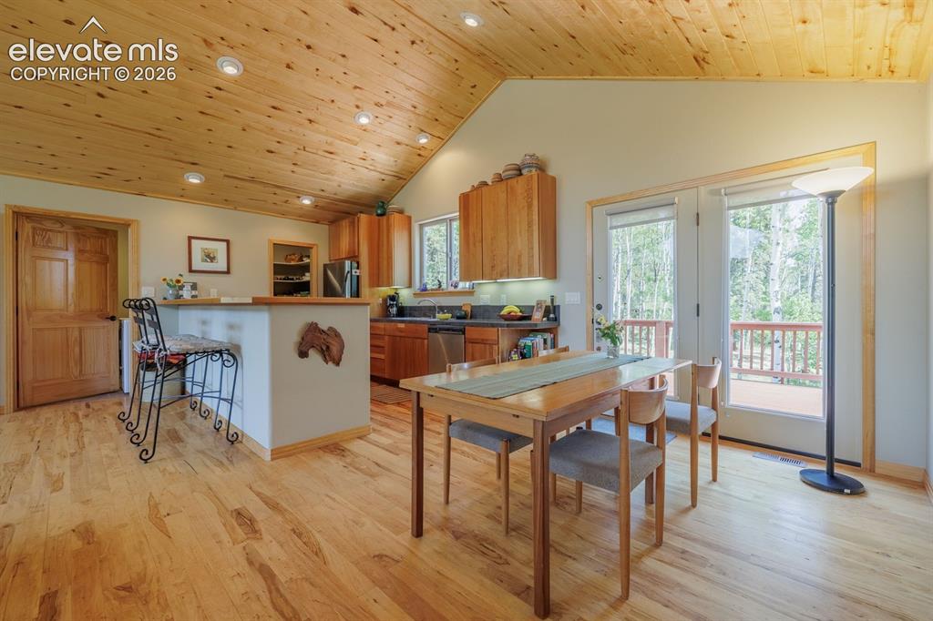 Image 11 of 43: Dining Area