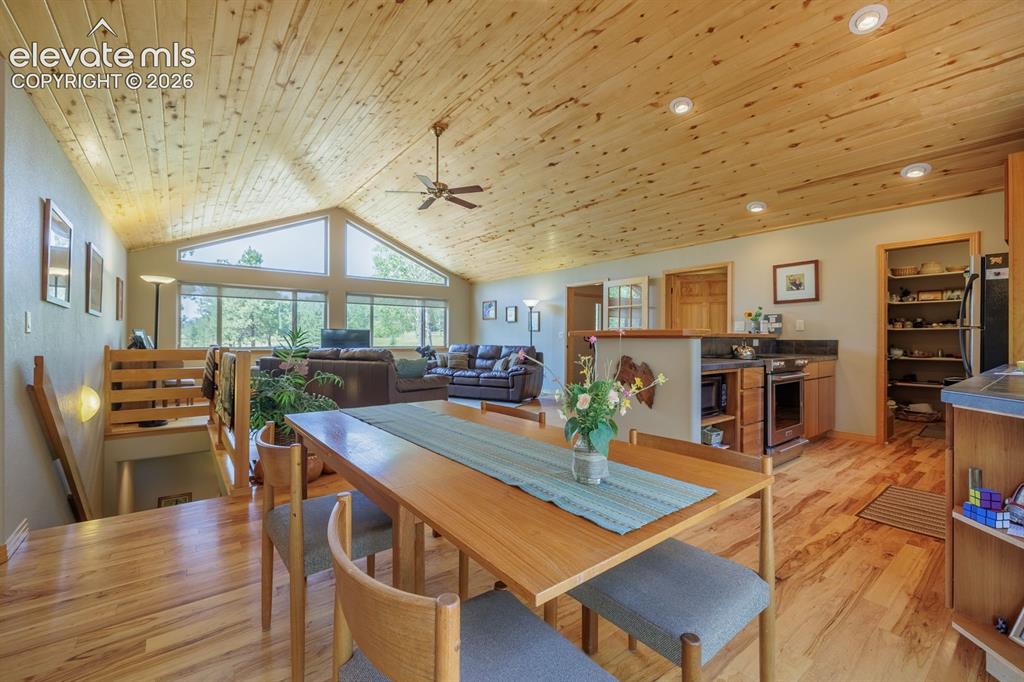 Image 12 of 43: Dining Area