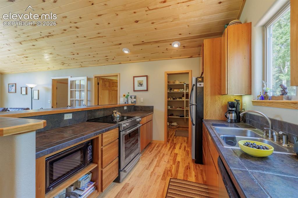Image 13 of 43: Kitchen
