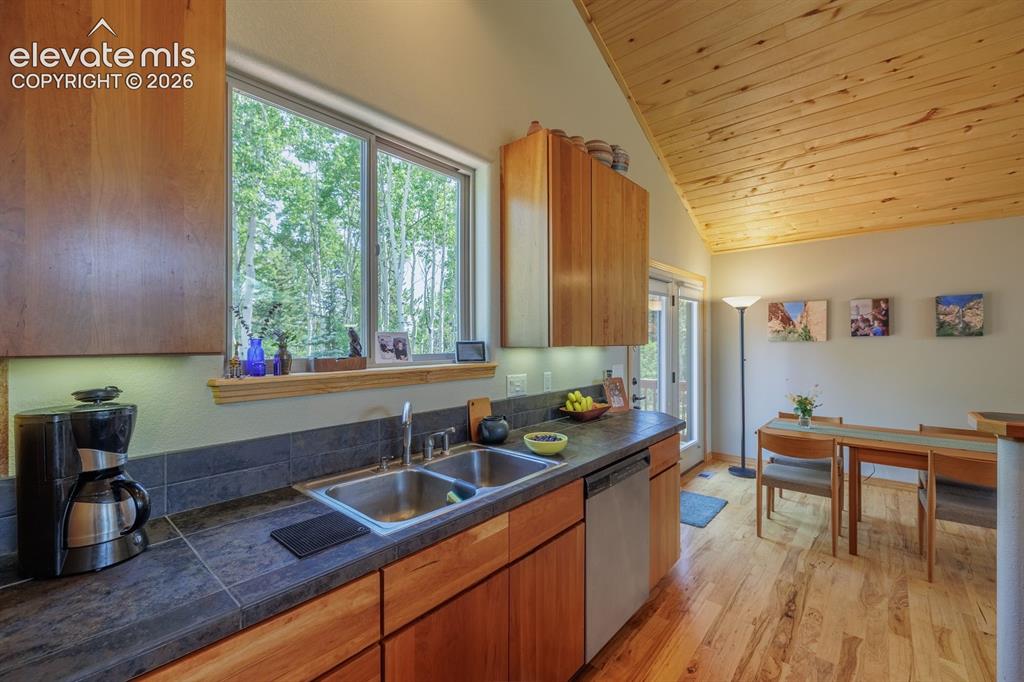 Image 14 of 43: Kitchen