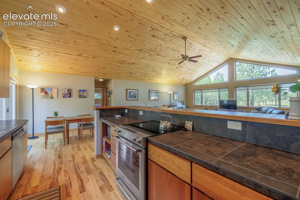 Image 16 of 43: Kitchen