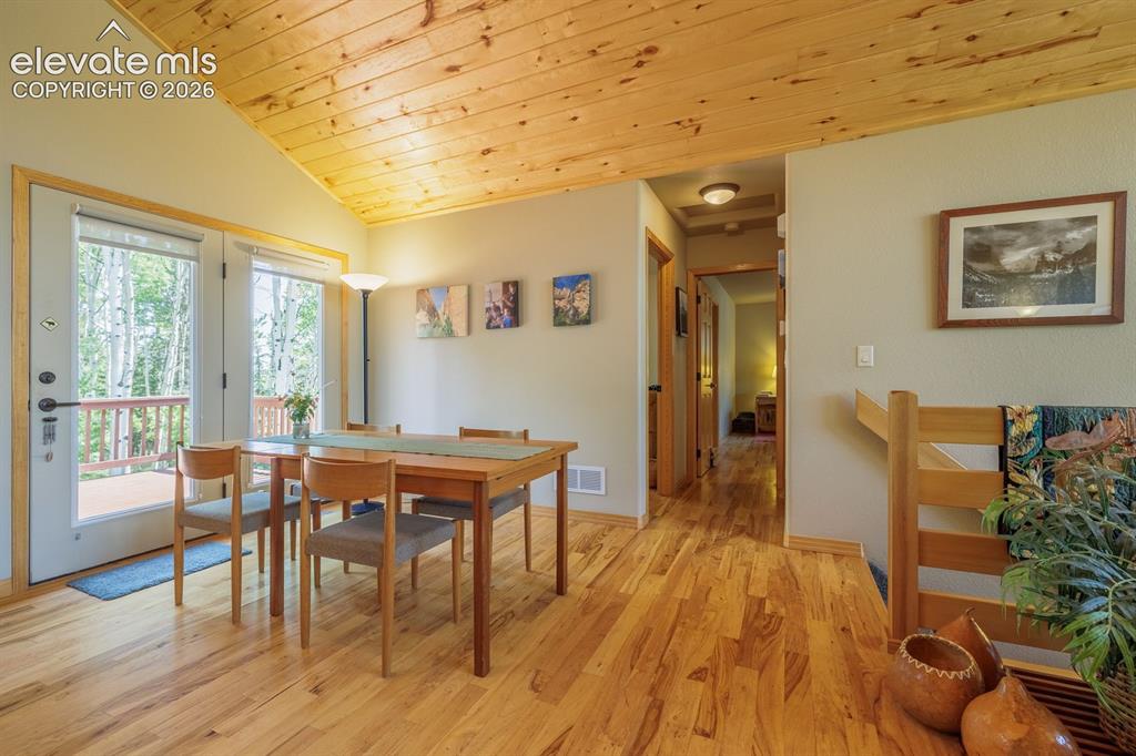 Image 17 of 43: Dining Area