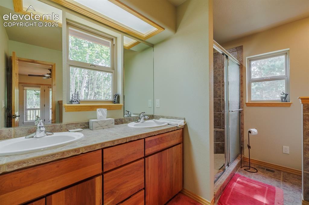 Image 23 of 43: Bathroom