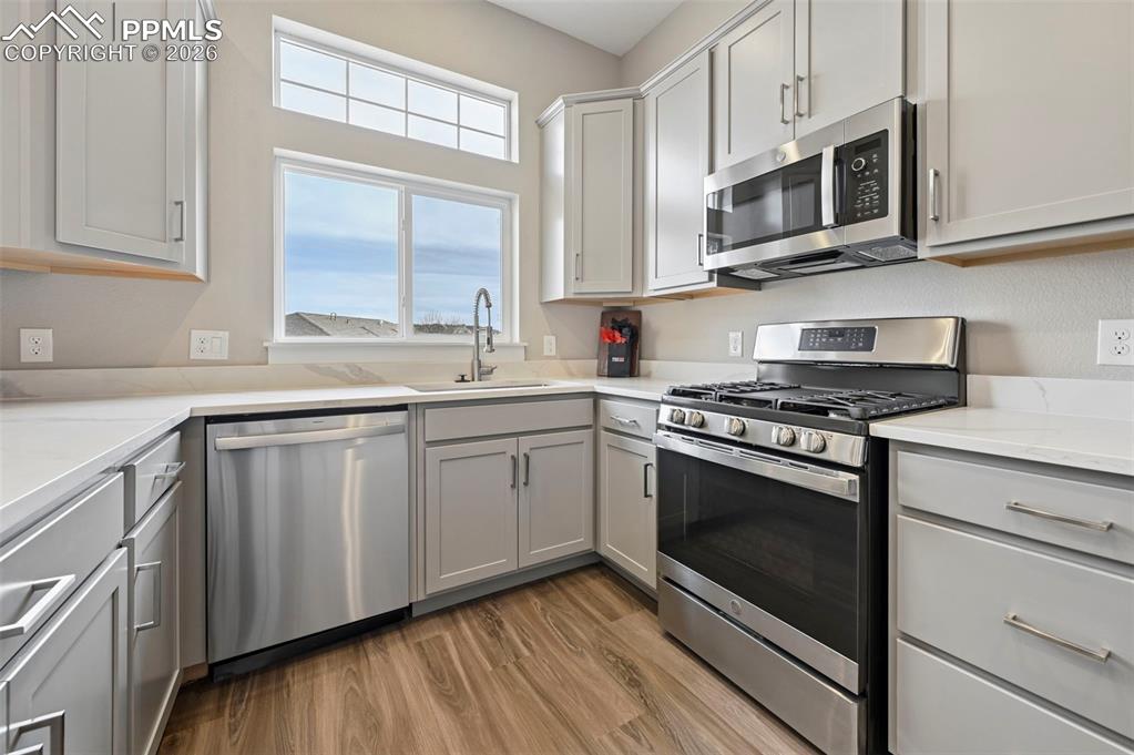 Image 10 of 40: Kitchen