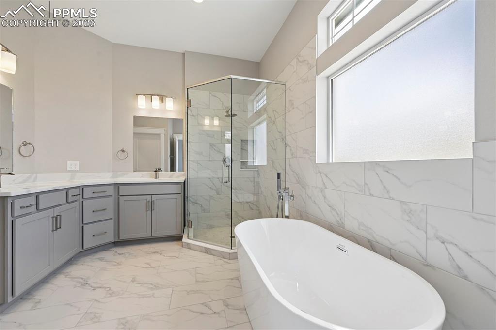 Image 17 of 40: Bathroom