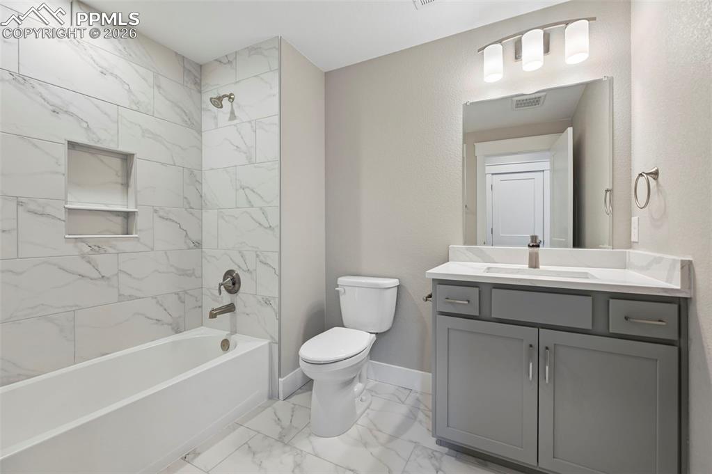 Image 21 of 40: Bathroom