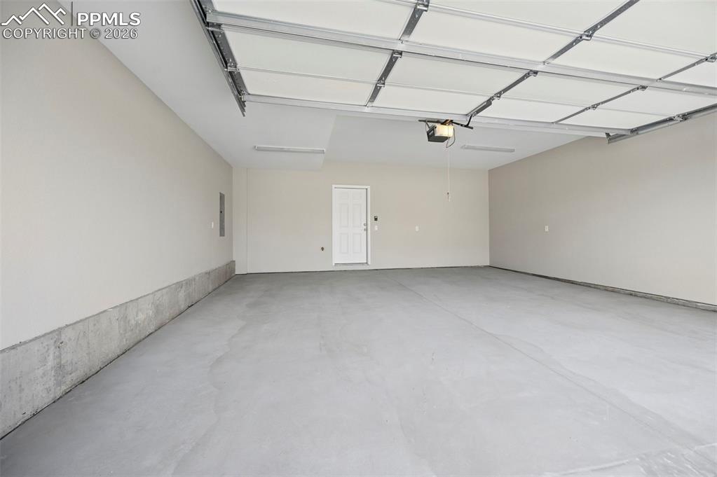 Image 36 of 40: Garage