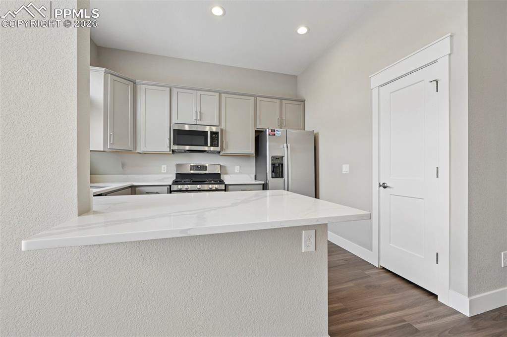 Image 8 of 40: Kitchen