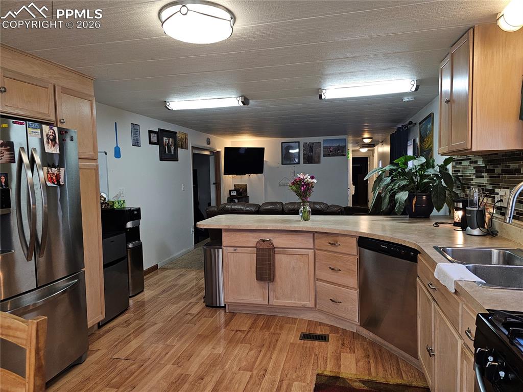 Image 10 of 28: Kitchen