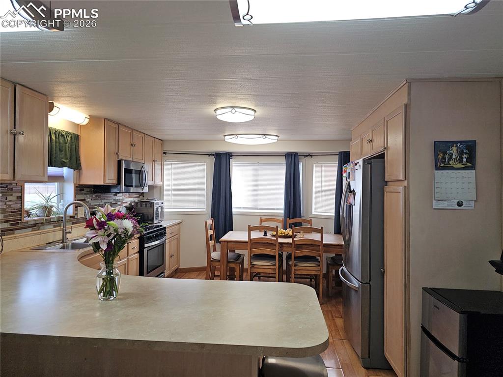 Image 11 of 28: Kitchen