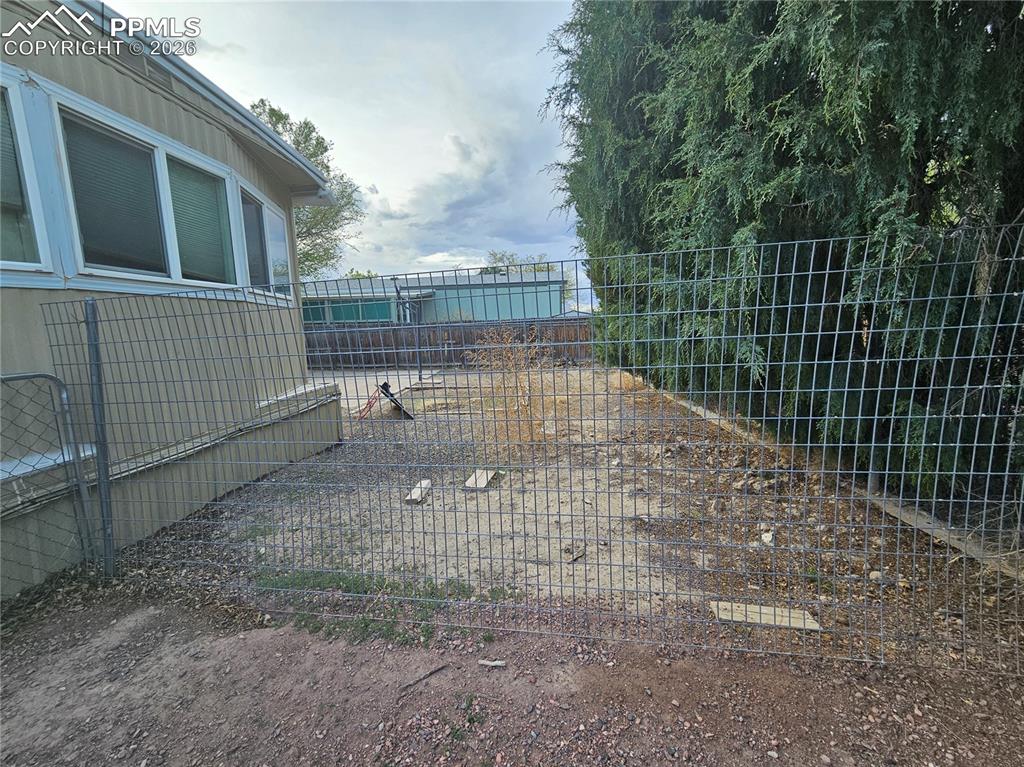 Image 23 of 28: Fence