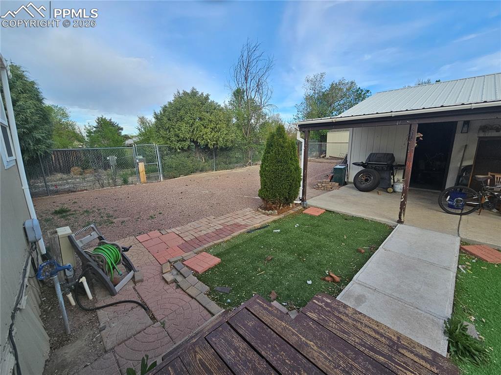 Image 26 of 28: Yard