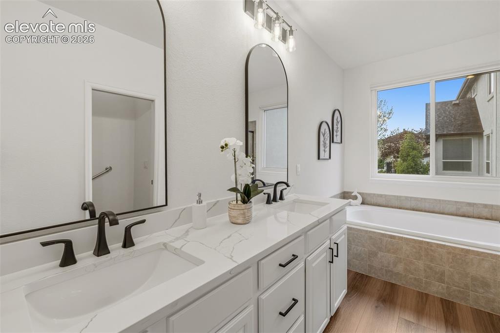 Image 18 of 49: Bathroom