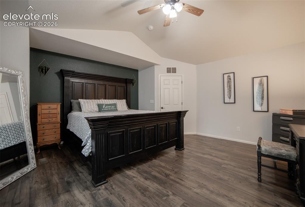 Image 16 of 37: Bedroom