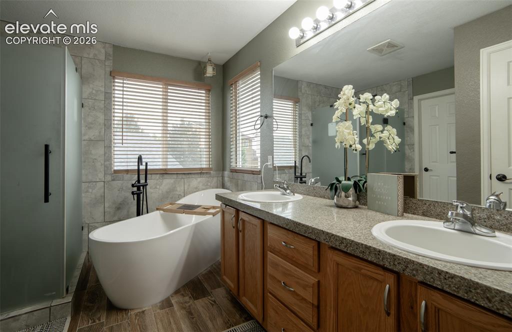 Image 17 of 37: Bathroom