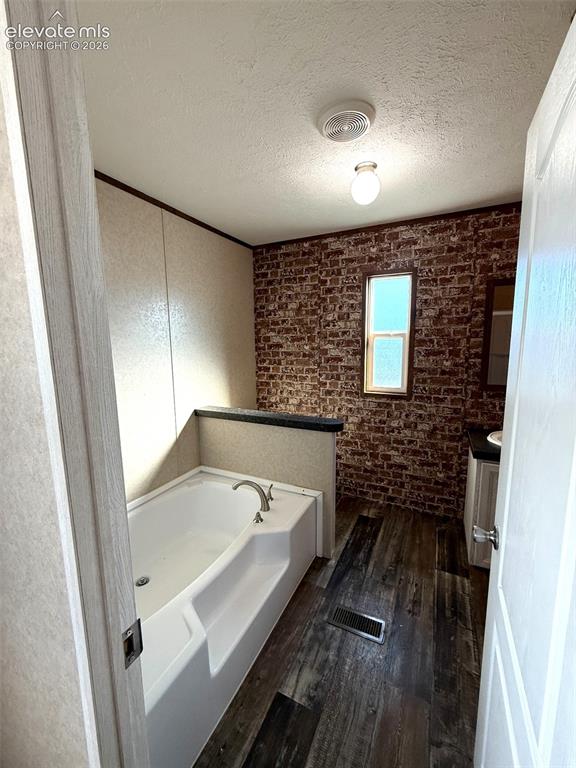 Image 14 of 28: MASTER BATH