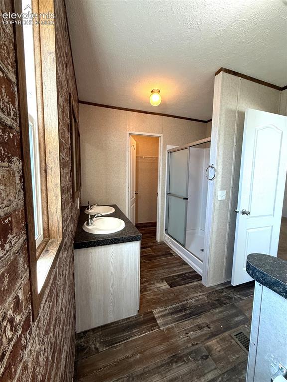Image 16 of 28: MASTER BATH
