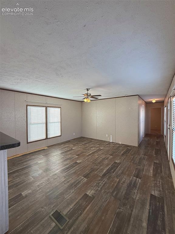 Image 6 of 28: LIVING AREA