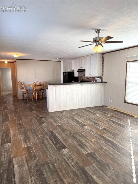 Image 7 of 28: LIVING AREA