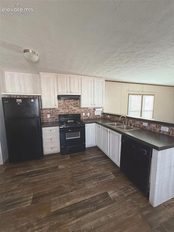 Image 8 of 28: KITCHEN