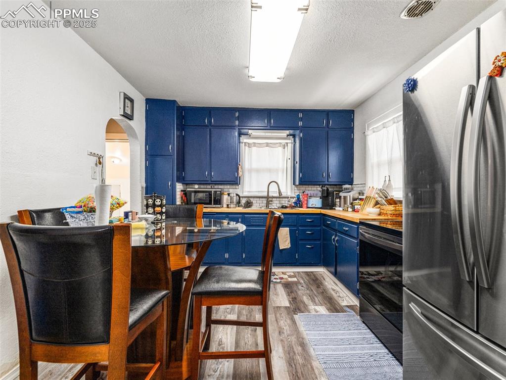 Image 11 of 25: Kitchen