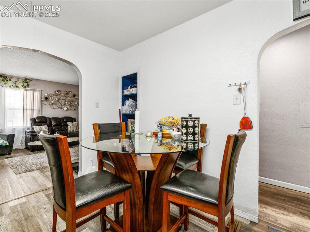 Image 12 of 25: Dining Area