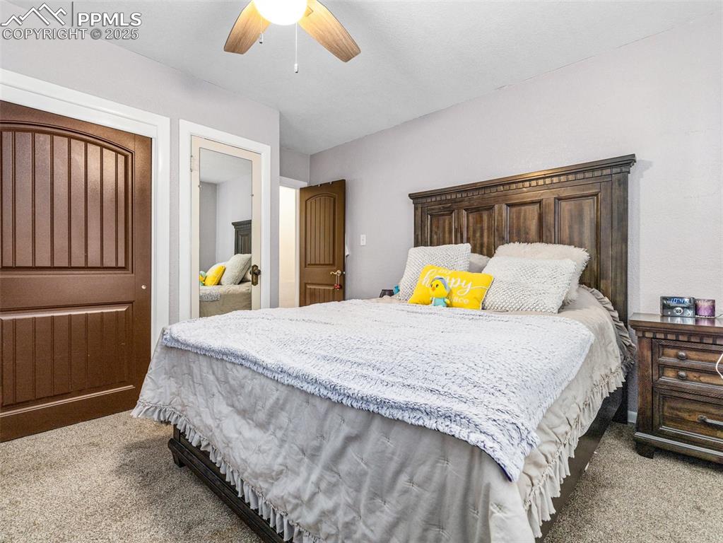 Image 17 of 25: Bedroom
